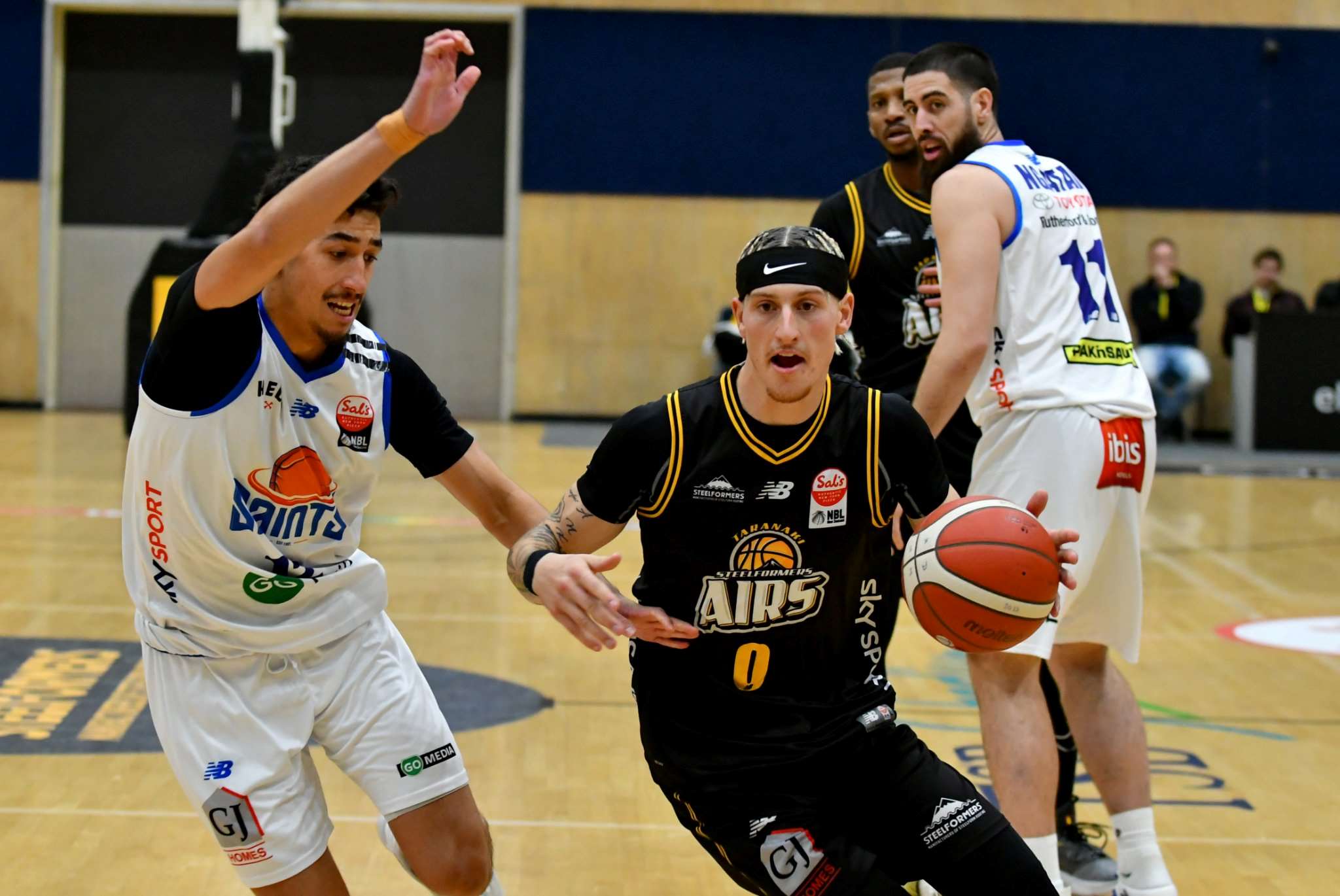Basketball: Airs win to resume NBL
