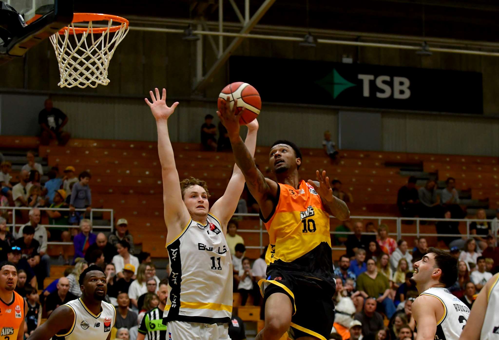 Basketball: Unbeaten home streak ends for Airs